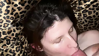 Eine Devote Teenagerin Gibt Einen Schlampigen Blowjob Und Wird Mit Einem Facial Belohnt