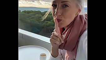 Deutsches Amateurgirl Verwöhnt Sich Auf Einem Hotelbalkon Auf Mallorca